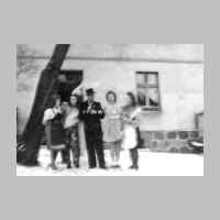022-0509 Neujahr 1940 bei Heymuths im Hof. Im Bild Erich Grube, Gertrud Kuhr, Renate Heymuth, Erika Meier und Lia Kowalewski.jpg